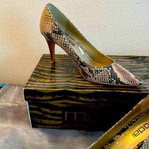Beautiful Moda python print leather pump